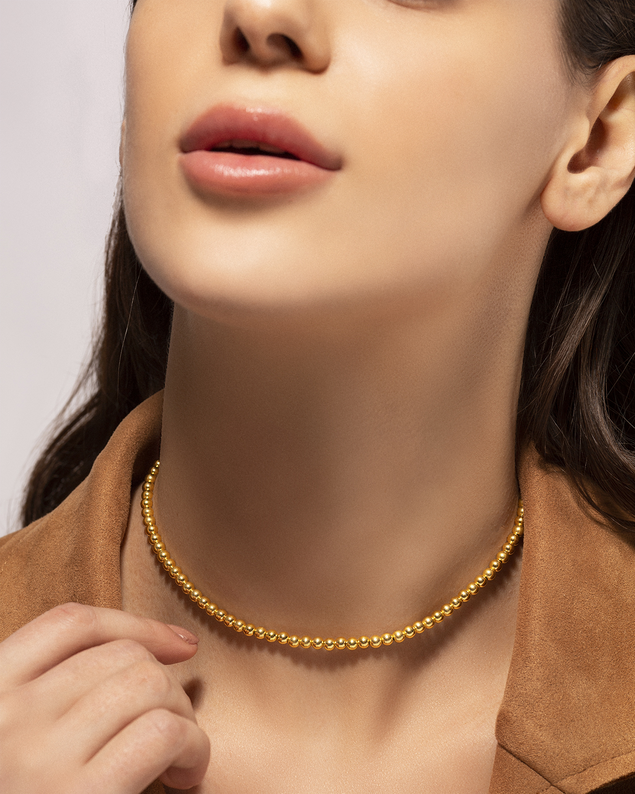 Model - Large beads gold necklace 2