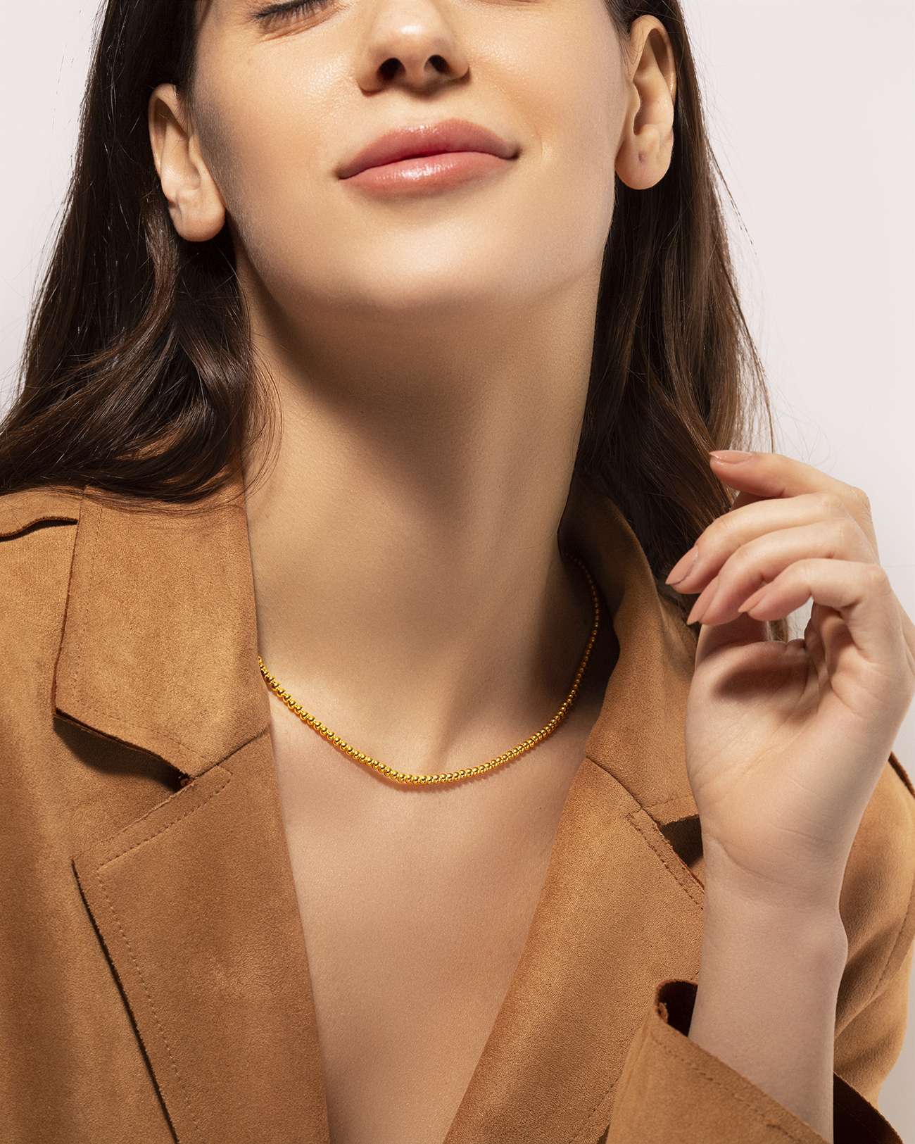 Model - Small beads gold necklace